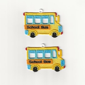 Könnte beinhalten: Zwei gelbe Schulbus-Anhänger mit blauen Fenstern und der Aufschrift "School Bus" in schwarzen Buchstaben.