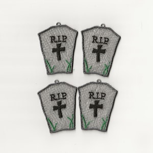 Può includere: Quattro ornamenti in feltro grigio a forma di lapide con una croce nera e le parole "RIP" ricamate su ciascuno.