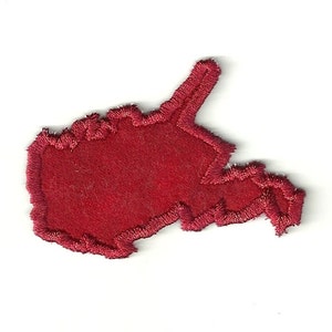 Könnte beinhalten: Rote Filz-Umrandung des Bundesstaates West Virginia mit einer gestickten Kante.