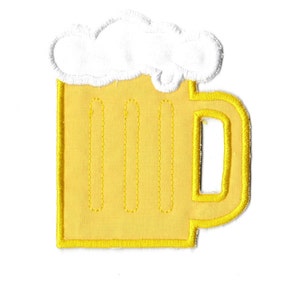 Op de afbeelding: Gele bierpul patch met wit schuimdetail. De patch heeft een gele omtrek en drie verticale gestikte lijnen. De handgreep is ook geel omlijnd. Ideaal om toe te voegen aan kleding of accessoires.