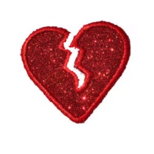 Puede incluir: Un corazón rojo de purpurina con una grieta blanca en el medio. El corazón es un parche o un termoadhesivo.