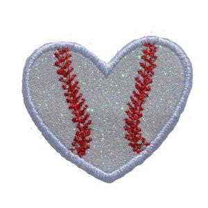 Könnte beinhalten: Weißer herzförmiger Patch mit roten Nähten, der einem Baseball ähnelt. Der Patch ist aus glitzerndem Stoff.