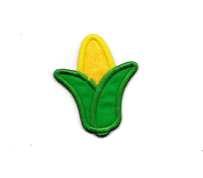 Pu&ograve; includere: Un'applique in feltro verde e giallo di una pannocchia di mais. Il mais &egrave; giallo e la buccia &egrave; verde.