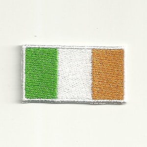 Könnte beinhalten: Ein gestickter Aufnäher der irischen Flagge. Die Flagge ist grün, weiß und orange.