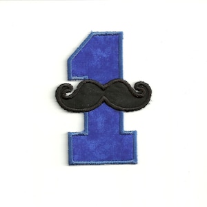 Puede incluir: Número uno de fieltro azul con un bigote de fieltro negro en la parte superior.