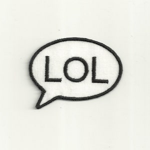 Può includere: Toppa ricamata bianca con contorno nero a forma di fumetto. Il testo "LOL" è scritto in nero all'interno del fumetto.