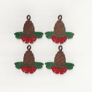 Può includere: Quattro ornamenti natalizi in feltro marrone con foglie di agrifoglio in feltro verde e fiocchi in feltro rosso.