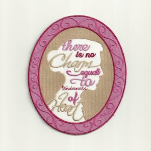 Peut inclure: Patch brodé rose et marron avec une silhouette de tête de femme et le texte "there is no charm equal to tenderness of heart".