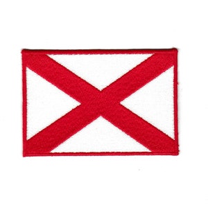 Peut inclure: Patch brodé rouge et blanc avec une croix rouge sur fond blanc.