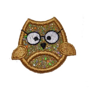 Könnte beinhalten: Goldene Glitzer-Eule mit schwarzer Brille, ein süßer gestickter Aufnäher.