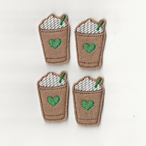 Puede incluir: Cuatro parches bordados de tazas de café helado con crema batida y un corazón verde en cada taza.