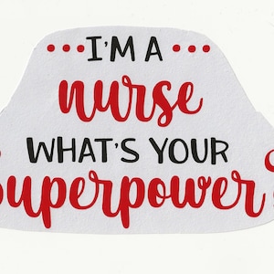 Op de afbeelding: Witte sticker met de tekst "... Ik ben een ... verpleegkundige wat is jouw superpower?" in zwarte en rode letters.