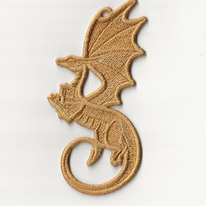 Op de afbeelding: Goud geborduurde patch van een draak met uitgespreide vleugels, een gekrulde staart en een gedetailleerd ontwerp.