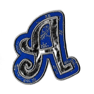 Könnte beinhalten: Ein blauer und silberner Bügelaufkleber mit dem Buchstaben "A" in einer stilisierten Schrift.
