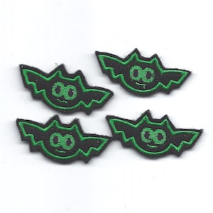 Può includere: Quattro toppe in feltro nero da stirare con pipistrelli ricamati in verde con occhietti.