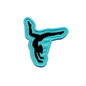 Könnte beinhalten: Ein türkisfarbener Bügelaufkleber mit einer schwarzen Silhouette einer Turnerin, die einen Rückwärtssalto macht.