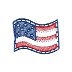 Puede incluir: Una bandera americana bordada en azul y rojo con estrellas y rayas blancas. La bandera está hecha de encaje y tiene un borde ondulado.
