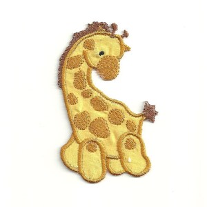Puede incluir: Un parche de hierro bordado amarillo de una jirafa de dibujos animados con manchas marrones y una cabeza marrón.