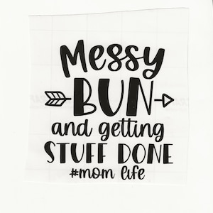 Puede incluir: Diseño gráfico en blanco y negro con el texto "Messy Bun and getting stuff done #mom life".