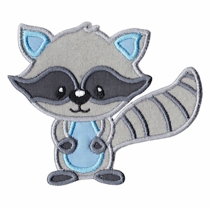 Op de afbeelding: Een geborduurde wasbeer-patch in grijs en blauw met een schattig cartoon-gezicht. De wasbeer draagt een blauw shirt en heeft een gestreepte staart.