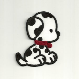 Puede incluir: Un cachorro dálmata de dibujos animados en blanco y negro con un collar rojo. El cachorro está sentado con la cola enroscada alrededor de sus patas.