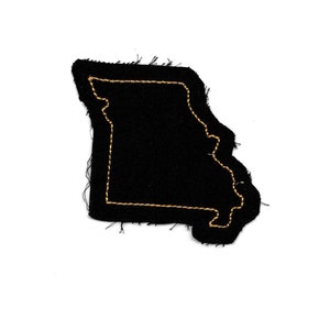 以下が含まれることがあります： ミズーリ州の形をした黒いフェルトパッチで、黄色のステッチで縁取られています。