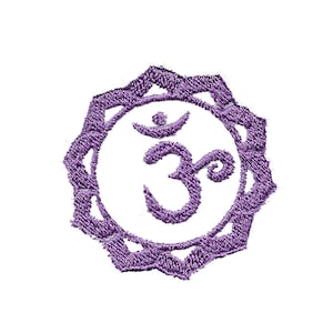 以下が含まれることがあります： 円形のマンダラ模様の中にオームのシンボルが刺繍された紫色のパッチです。