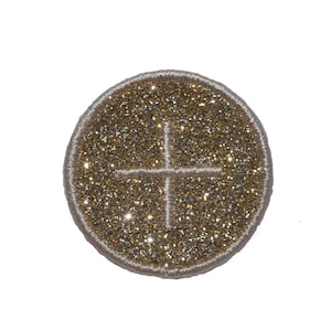 Op de afbeelding: Een ronde, gouden glitter strijk-op patch met een wit kruis in het midden.