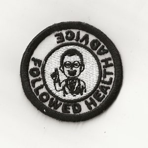 Pode incluir: Etiqueta bordada em preto e branco com um médico de desenho animado usando óculos e um estetoscópio. O texto ao redor do médico diz "Followed Health Advice".