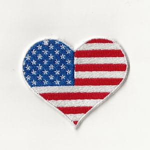 Może przedstawiać: Amerykańska flaga w kształcie serca w kolorze czerwonym, białym i niebieskim.