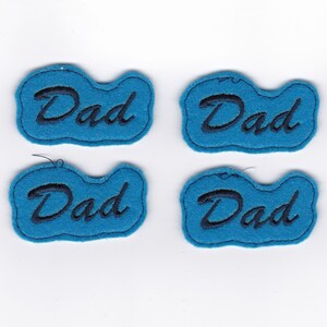 Puede incluir: Cuatro parches de fieltro azul con la palabra "Papá" bordada en hilo negro.