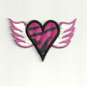 Op de afbeelding: Roze en zwart hart met witte vleugels. Het hart heeft een zebraprint.