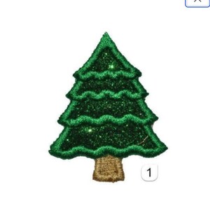 Könnte beinhalten: Ein grüner Glitzer-Weihnachtsbaum-Bügeleisen-Aufnäher mit braunem Stamm. Der Aufnäher ist etwa 5 cm hoch.