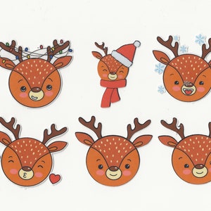 Puede incluir: Conjunto de ocho pegatinas de renos de dibujos animados con diferentes expresiones. Los renos son marrones con manchas blancas y tienen cuernos. Algunos renos llevan sombreros o tienen luces alrededor de sus cuernos.