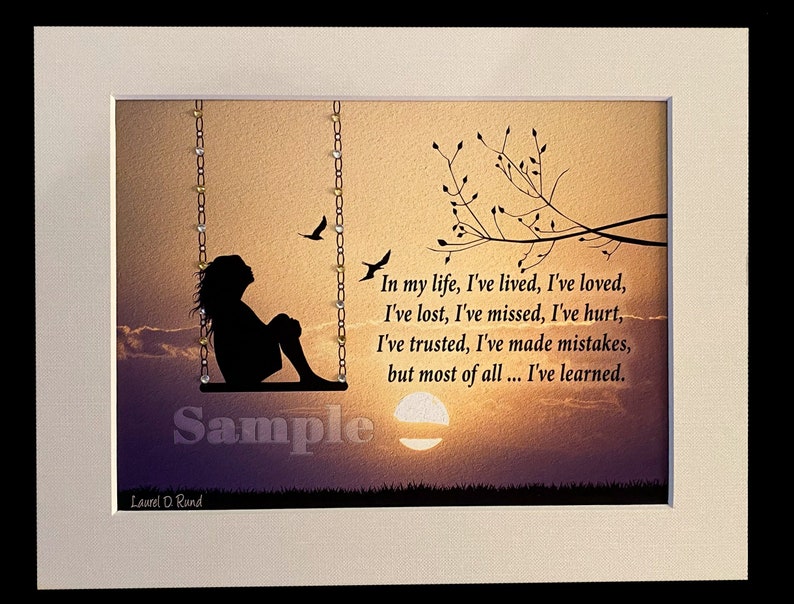 K&ouml;nnte beinhalten: Eine Silhouette einer Person, die auf einer Schaukel sitzt, vor einem Sonnenuntergangs-Hintergrund. Der Text lautet: "In meinem Leben habe ich gelebt, ich habe geliebt, ich habe verloren, ich habe vermisst, ich habe verletzt, ich habe vertraut, ich habe Fehler gemacht, aber vor allem... habe ich gelernt." Der Text wird Laurel D. Rund zugeschrieben.