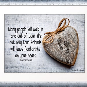 Puede incluir: Un coraz&oacute;n de madera con huellas de pies talladas en &eacute;l, sobre un fondo de madera blanqueada. La cita "Mucha gente entrar&aacute; y saldr&aacute; de tu vida, pero solo los verdaderos amigos dejar&aacute;n huellas en tu coraz&oacute;n. - Eleanor Roosevelt" est&aacute; impresa debajo del coraz&oacute;n.