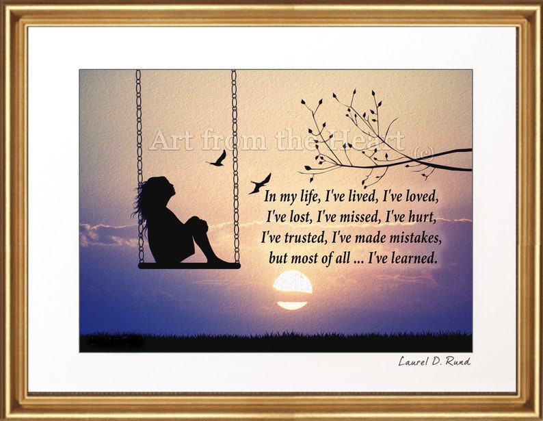 K&ouml;nnte beinhalten: Silhouette eines M&auml;dchens, das auf einer Schaukel sitzt, vor einem Sonnenuntergangs-Hintergrund. Das Zitat "In meinem Leben habe ich gelebt, ich habe geliebt, ich habe verloren, ich habe vermisst, ich habe verletzt, ich habe vertraut, ich habe Fehler gemacht, aber vor allem... habe ich gelernt." ist unter dem Bild gedruckt. Das Zitat wird Laurel D. Rund zugeschrieben.