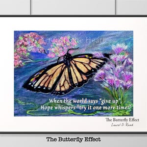 K&ouml;nnte beinhalten: Gerahmter Kunstdruck mit dem Titel "The Butterfly Effect", der einen Monarchfalter mit orangefarbenen und schwarzen Fl&uuml;geln zeigt. Der Druck enth&auml;lt den Text: "Wenn die Welt sagt 'gib auf', fl&uuml;stert die Hoffnung 'versuch es noch einmal!'"