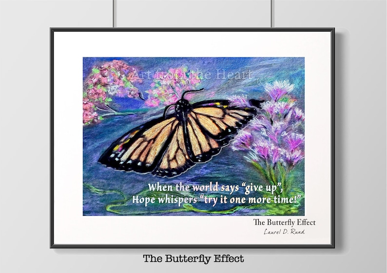 K&ouml;nnte beinhalten: Gerahmter Kunstdruck mit dem Titel "The Butterfly Effect", der einen Monarchfalter mit orangefarbenen und schwarzen Fl&uuml;geln zeigt. Der Druck enth&auml;lt den Text: "Wenn die Welt sagt 'gib auf', fl&uuml;stert die Hoffnung 'versuch es noch einmal!'"