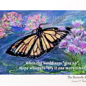K&ouml;nnte beinhalten: Das Kunstwerk "The Butterfly Effect" zeigt einen Monarchfalter mit orangefarbenen und schwarzen Fl&uuml;geln, umgeben von rosa und lila Blumen. Der Text lautet: "When the world says 'give up', Hope whispers 'try it one more time!'"