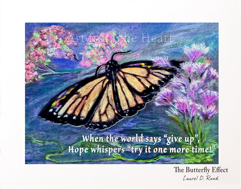 K&ouml;nnte beinhalten: Das Kunstwerk "The Butterfly Effect" zeigt einen Monarchfalter mit orangefarbenen und schwarzen Fl&uuml;geln, umgeben von rosa und lila Blumen. Der Text lautet: "When the world says 'give up', Hope whispers 'try it one more time!'"