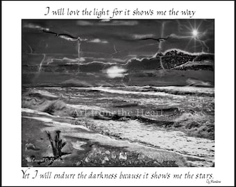 Puede incluir: Impresión artística abstracta en blanco y negro con una cita sobre la luz y la oscuridad. La cita dice: "Amaré la luz porque me muestra el camino. Sin embargo, soportaré la oscuridad porque me muestra las estrellas." - Og Mandino