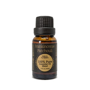 Puede incluir: Una botella de vidrio marrón con una tapa negra, etiquetada "Frankincense Patchouli 100% Pure Essential Oil Blend Made by humblelove 0,5 fl. oz. (15ml)"