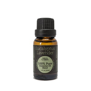 Peut inclure: Une petite bouteille en verre ambré avec un bouchon noir, étiquetée "Eucalyptus Lavender 100% Pure Essential Oil Blend 5 fl. oz. (15ml)" et "Made by humblelove".