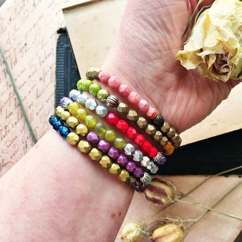 dehnbares Armband // Perlenarmband // Armband mit Glasperlen // buntes Armband // Geschenk Schwester // ANOUK Bild 2