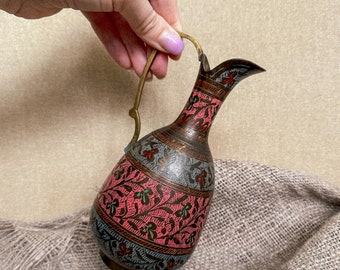 彫刻入り真鍮製ピッチャージャグ：ヴィンテージ花瓶、ミッド