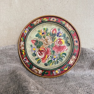 Piatto floreale vintage: decorazione da parete in stile rustico dipinto a mano