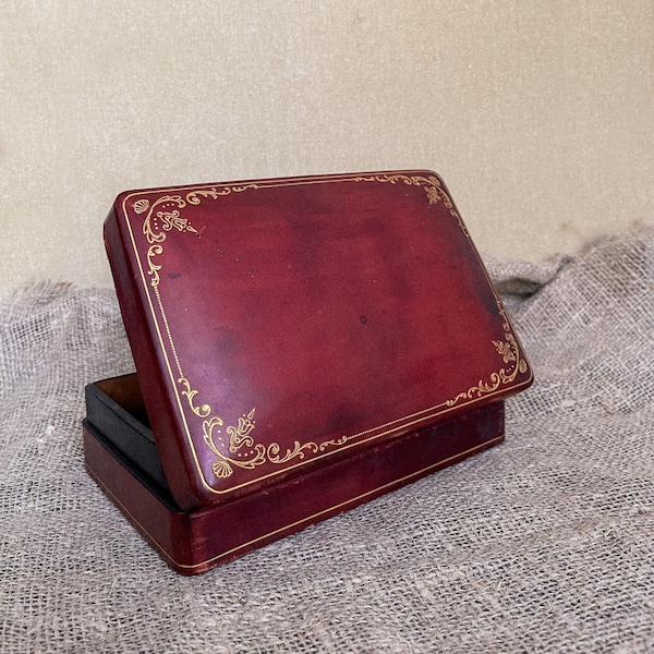 Schmuckkästchen aus Leder bordeaux rot Vintage antik Treasury Box Schmuckkästchen Schmuckkästchen Schmuckkästchen Schmuckkästchen Vintage Andenken Mid Century 50er 60er Jahre