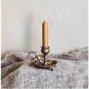 Puede incluir: Un letrero de madera rústica con el texto "Welcome to our home" en letras blancas. El letrero presenta un acabado envejecido y un diseño simple y acogedor, perfecto para la decoración de la entrada.