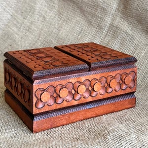 Caja de madera tallada a mano Caja de almacenamiento de naipes vintage Caja de madera ahumada Regalo para papá Organizador de escritorio de oficina Recuerdo vintage Caja de cueva para hombre